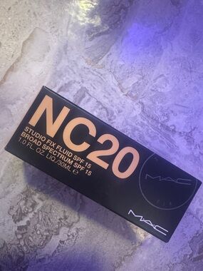 MAC Studio Fix Fluid NC20 Foundation - Neutral Beige